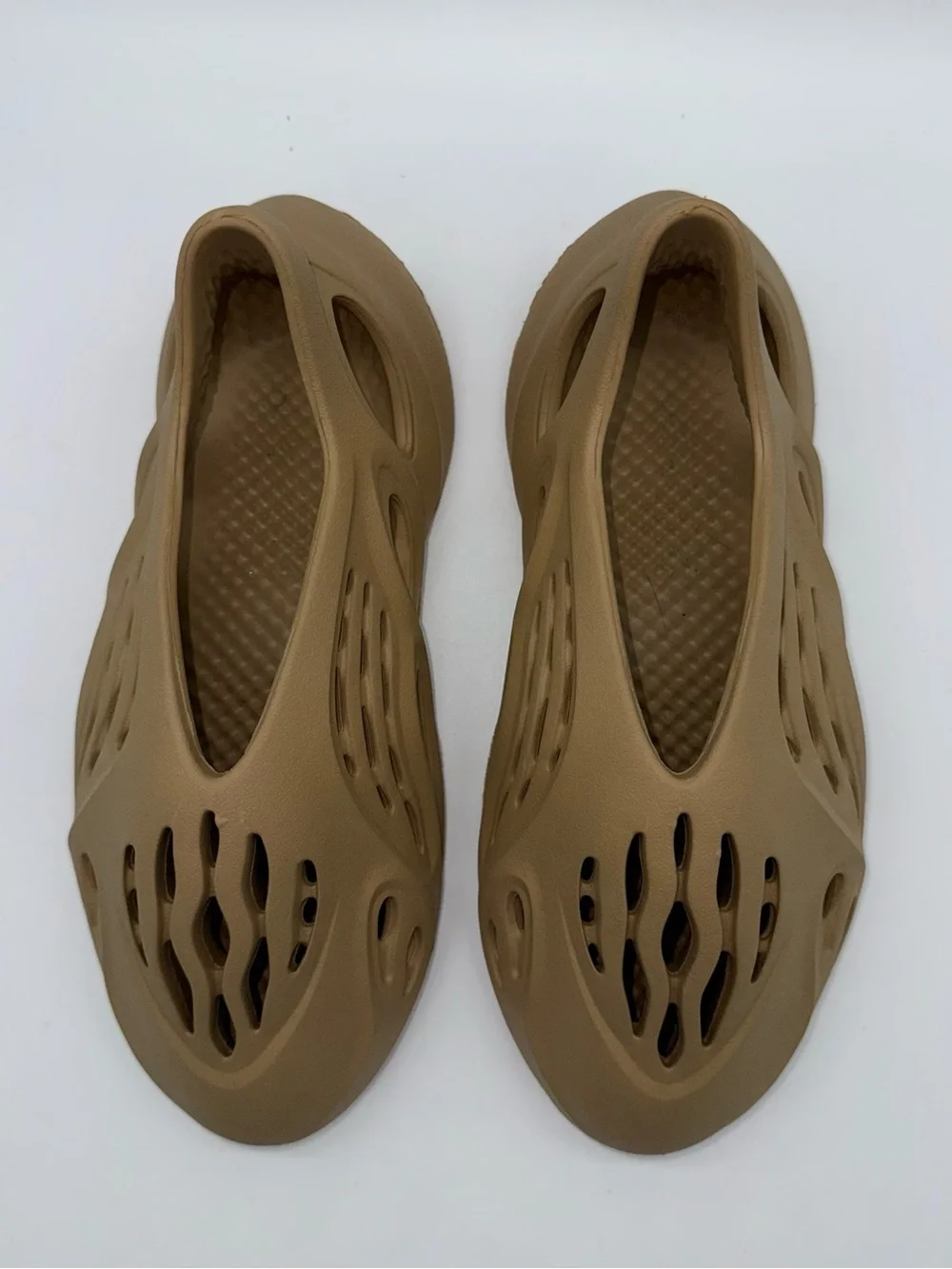 ADIDAS Men’s Yeezy Foam Runner Ventilated Clog Shoes Tan Size 8